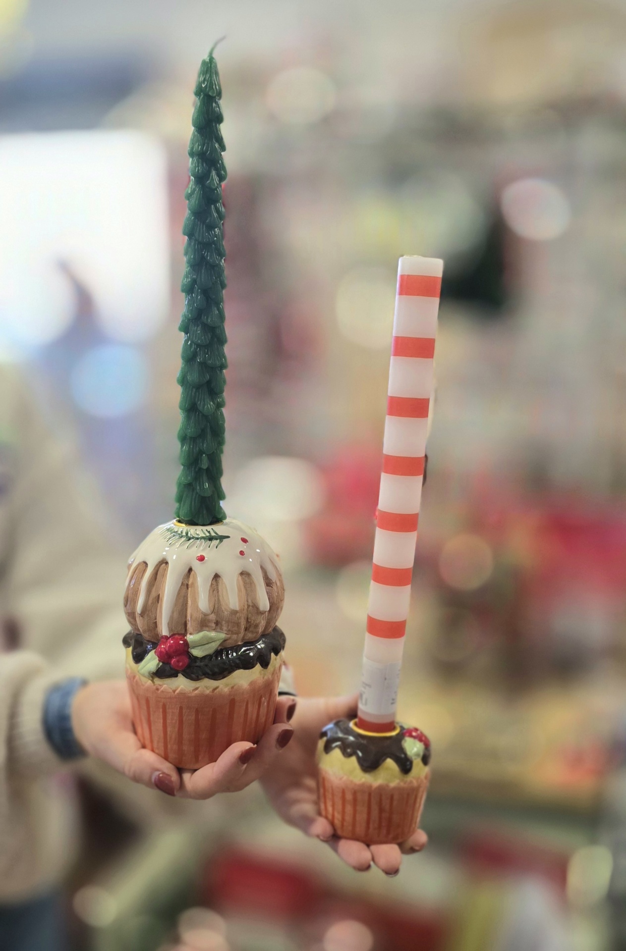 duas velas em forma de cupcake com velas altas decorativas