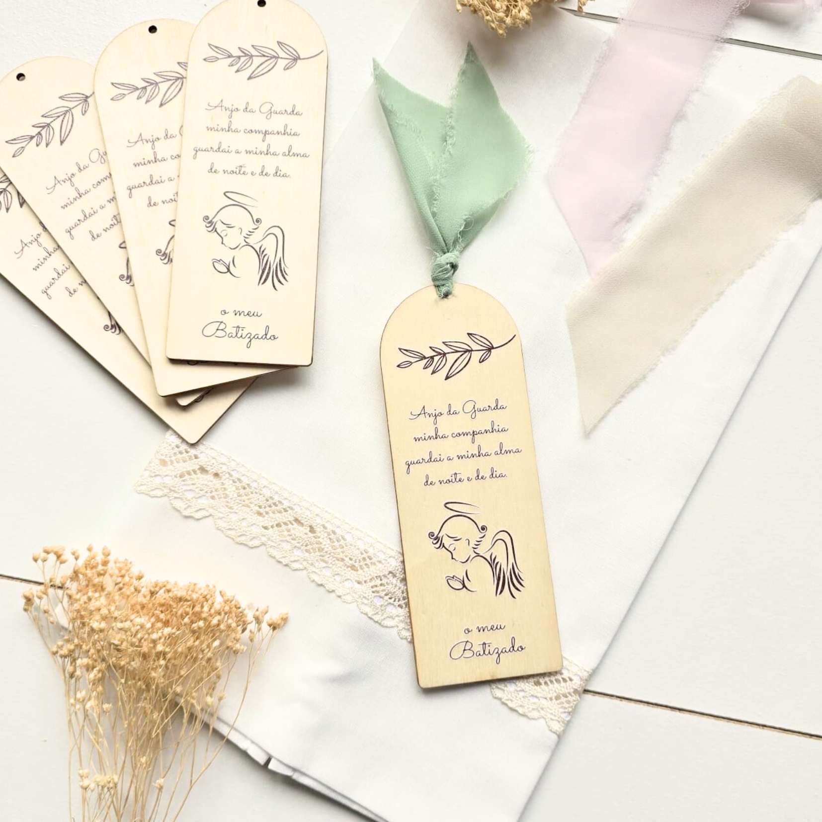 Marcadores de livro em madeira clara com desenhos e fitas coloridas