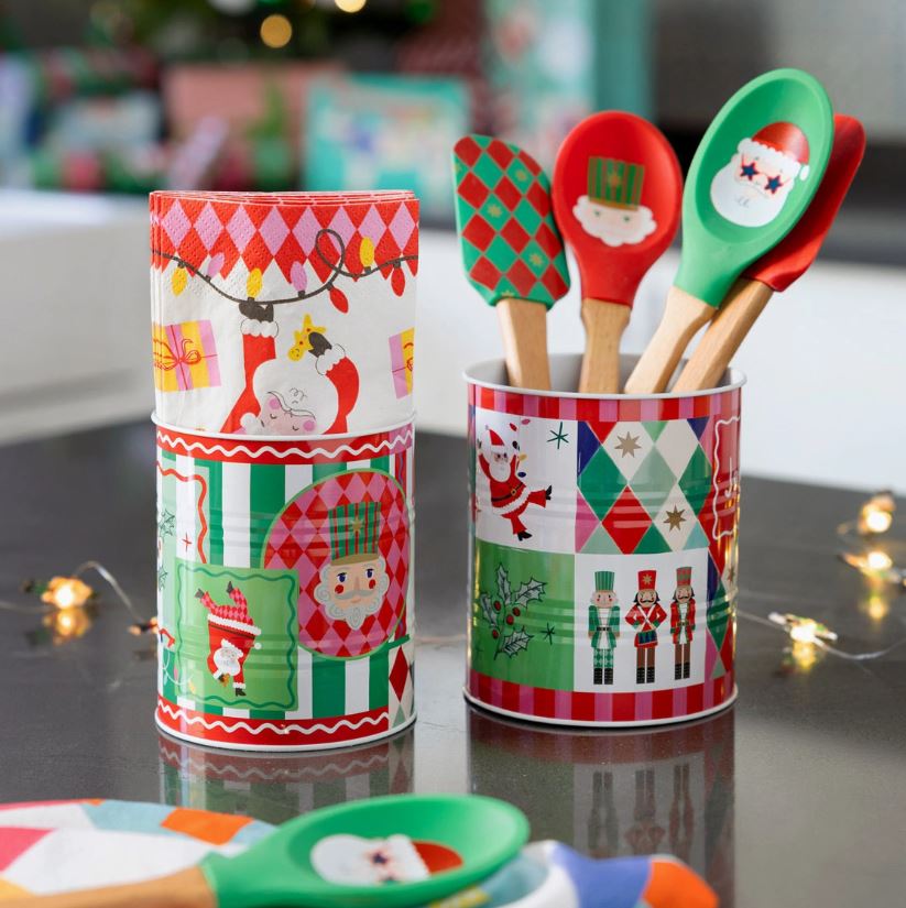 Utensílios de cozinha natalícios com cabos de madeira e recipientes metálicos decorados