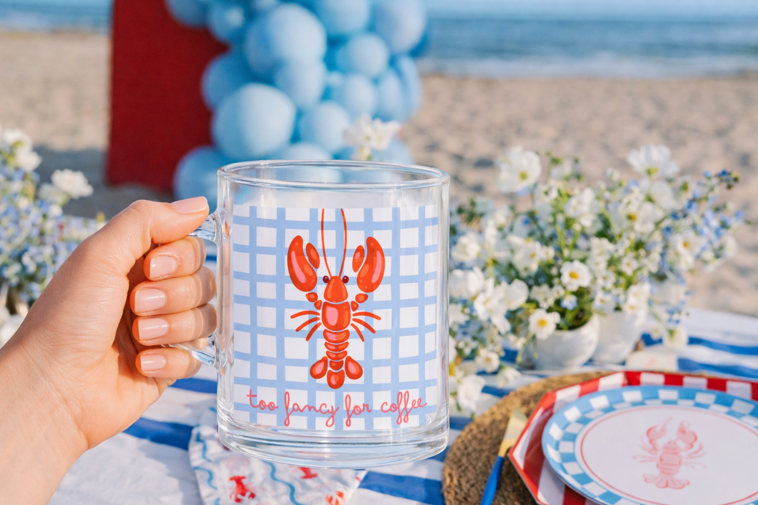 Caneca de vidro com desenho de lagosta vermelha e padrão xadrez azul