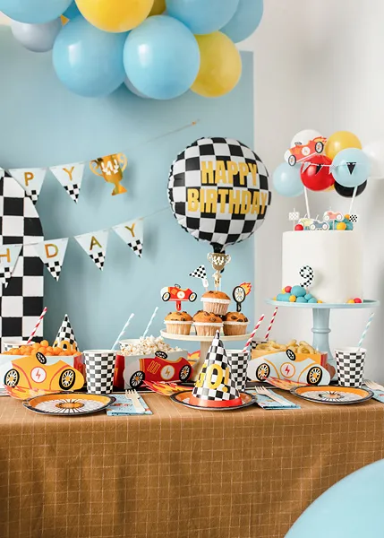 Mesa decorada para aniversário com tema corrida e padrão xadrez preto e branco