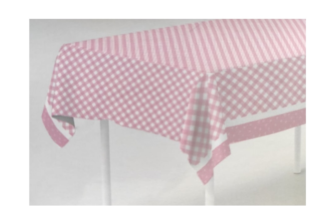 Toalha de mesa rosa com padrão de bolinhas brancas em mesa branca