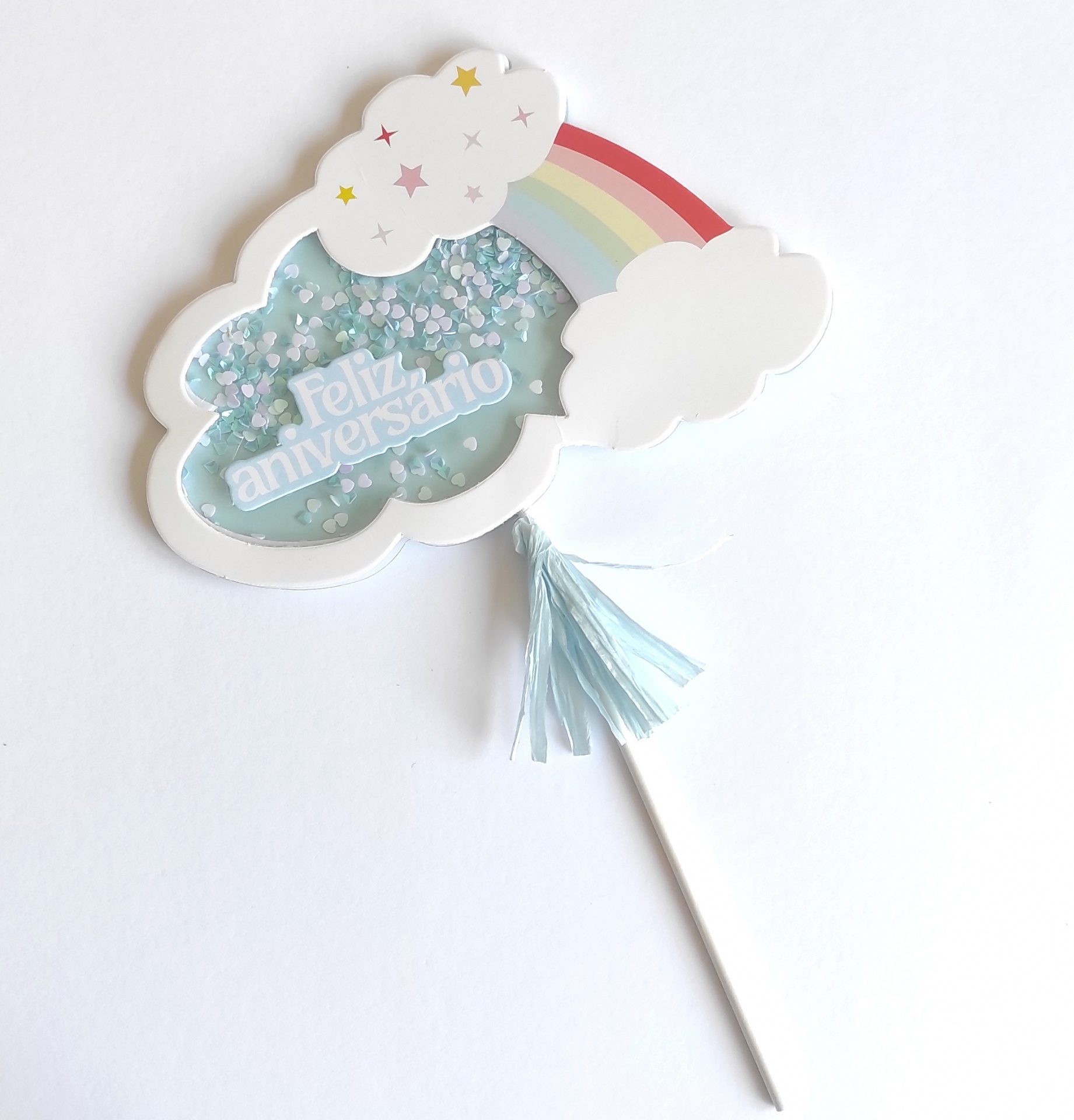 Topo de bolo nuvem com arco-íris e texto 'Feliz aniversario'.