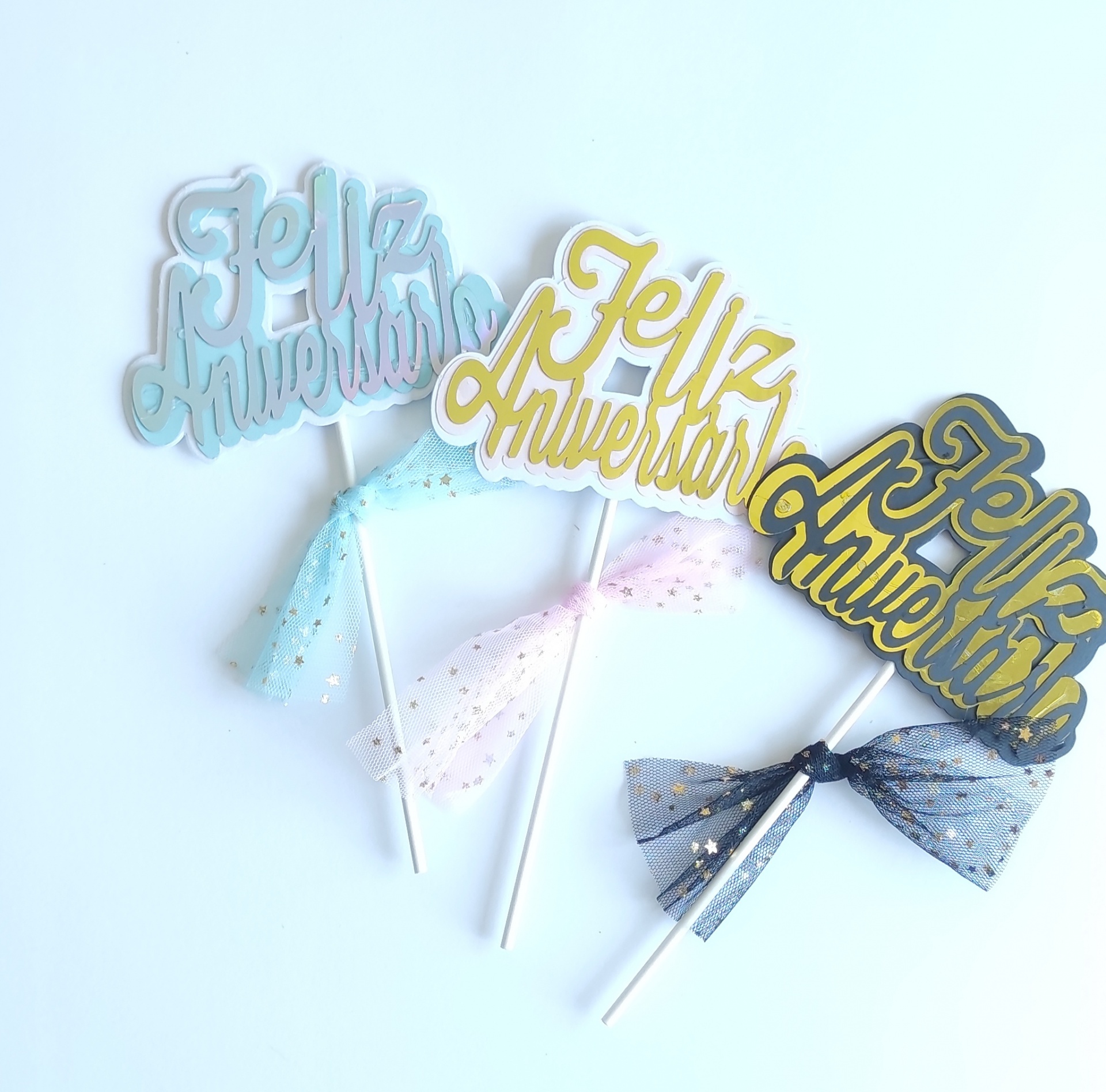 toppers para bolos 'Feliz Aniversário' em três cores com fitas decorativas