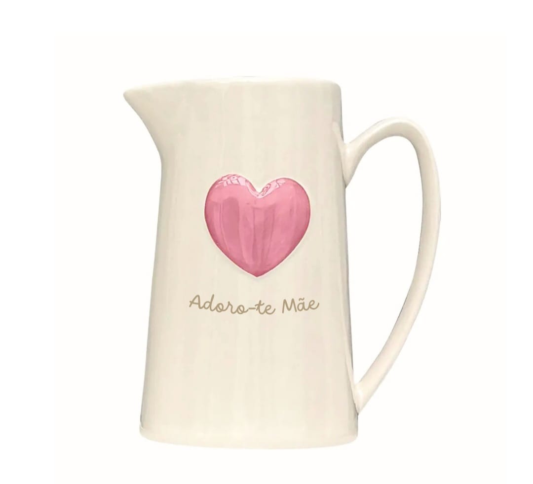 Jarro cerâmico branco com coração rosa e texto Adoro-te MÃ£e