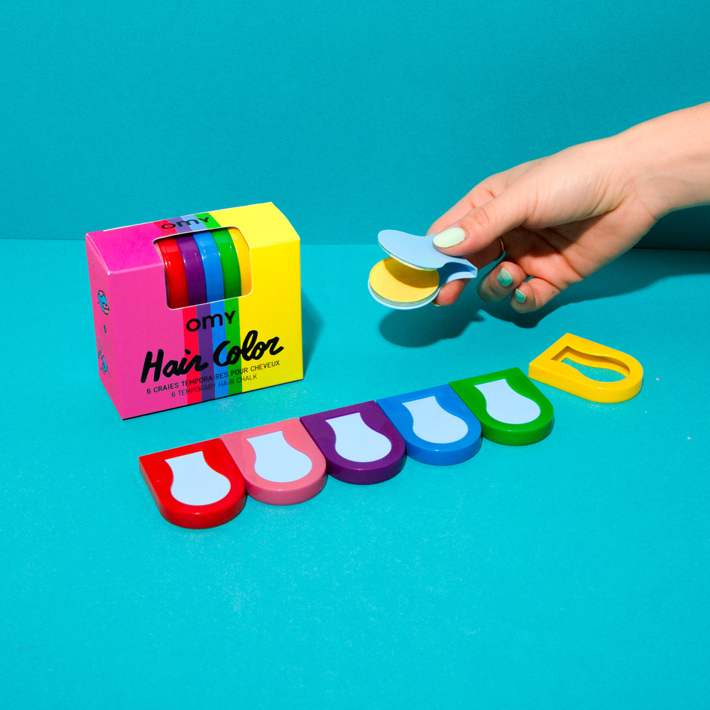 Caixa de giz temporário para cabelo Omy Hair Color com seis cores e pastilhas coloridas alinhadas