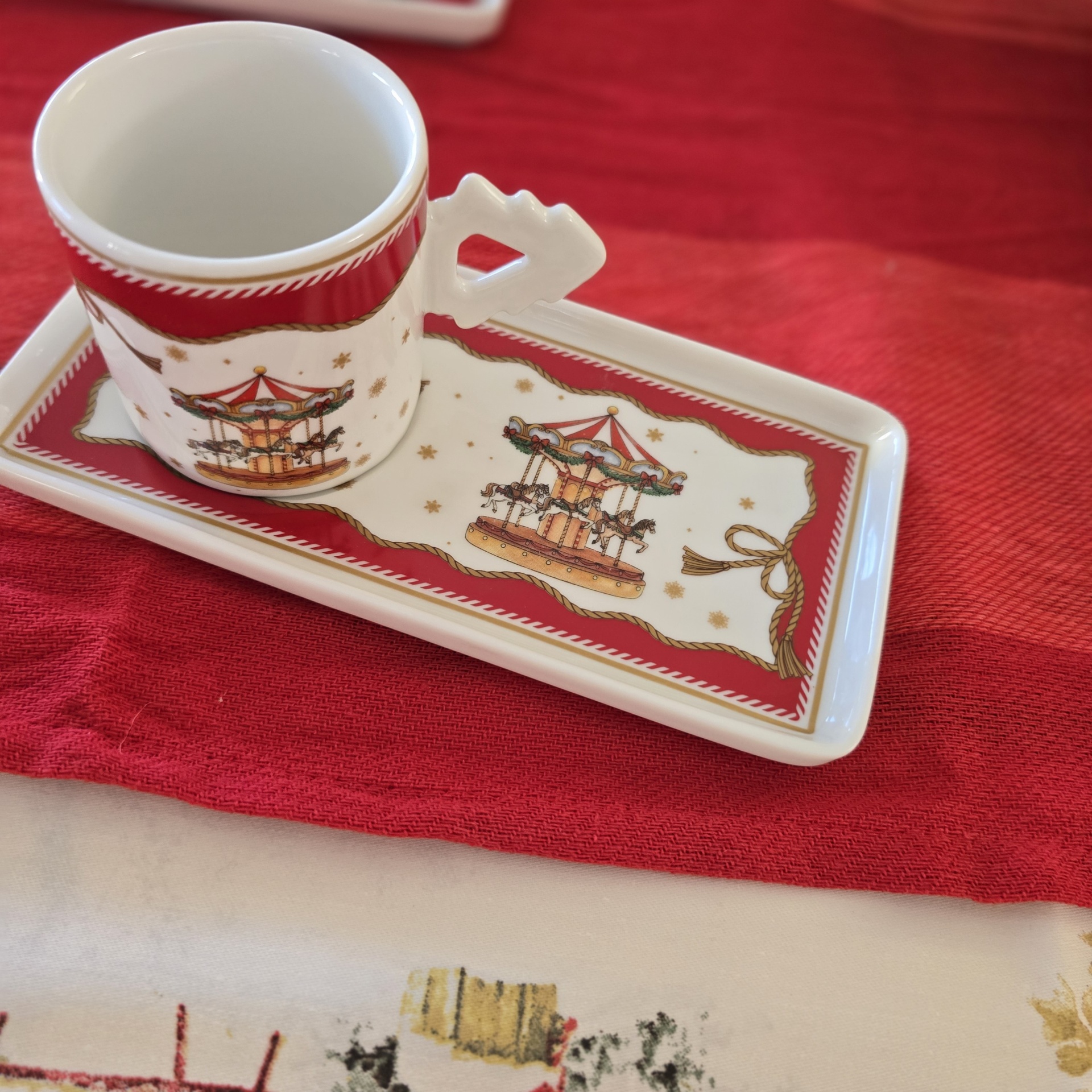 Conjunto de chávena e prato retangular de porcelana com padrão de carrossel