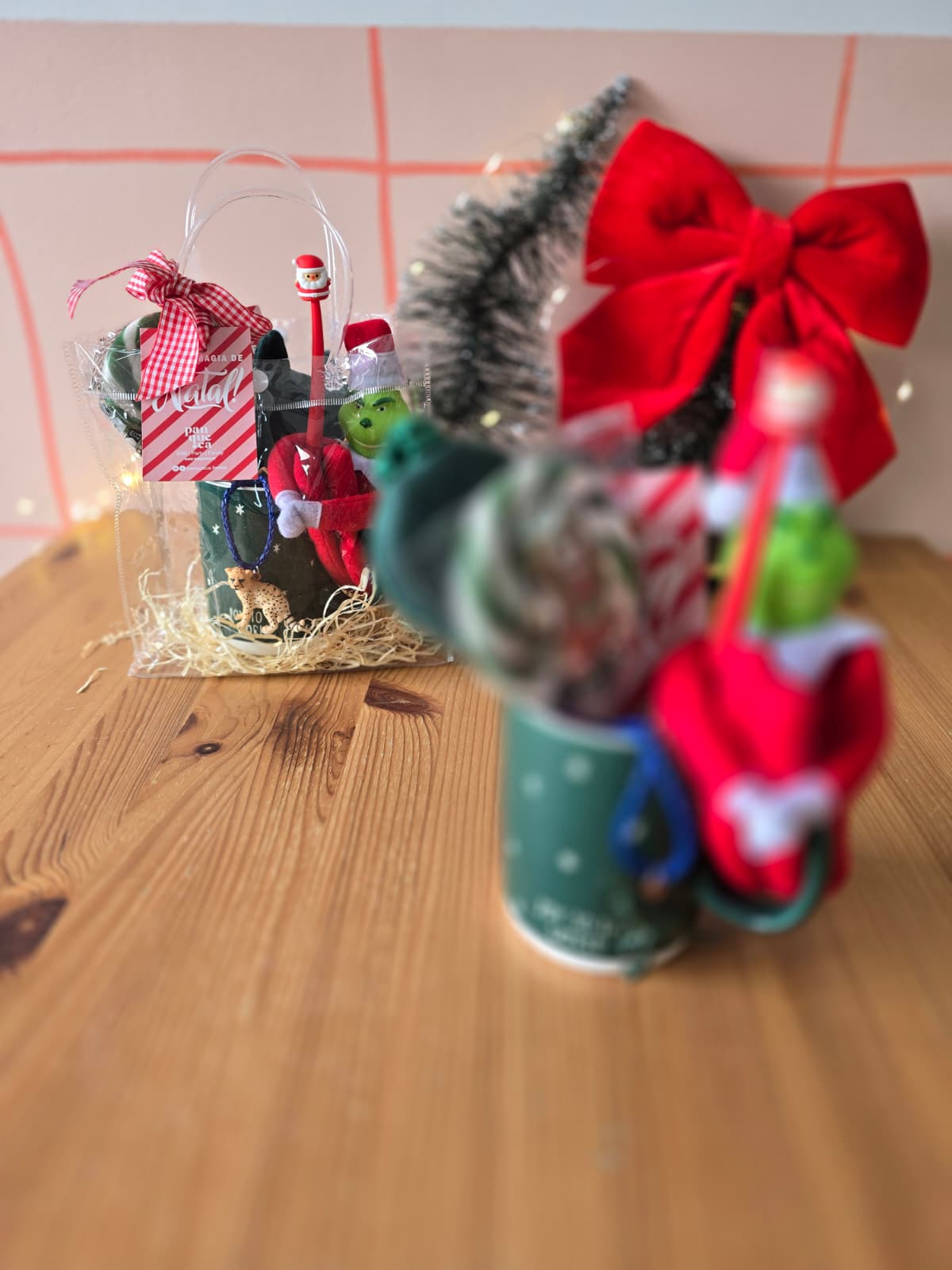 Saco transparente com produtos natalícios e etiqueta com texto