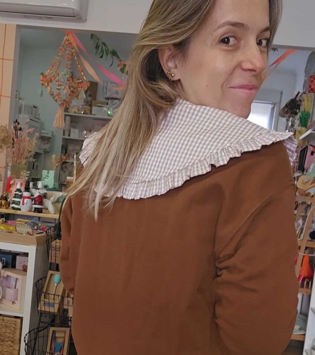 Blusa castanha com gola vichy bege e branca com folhos em interior