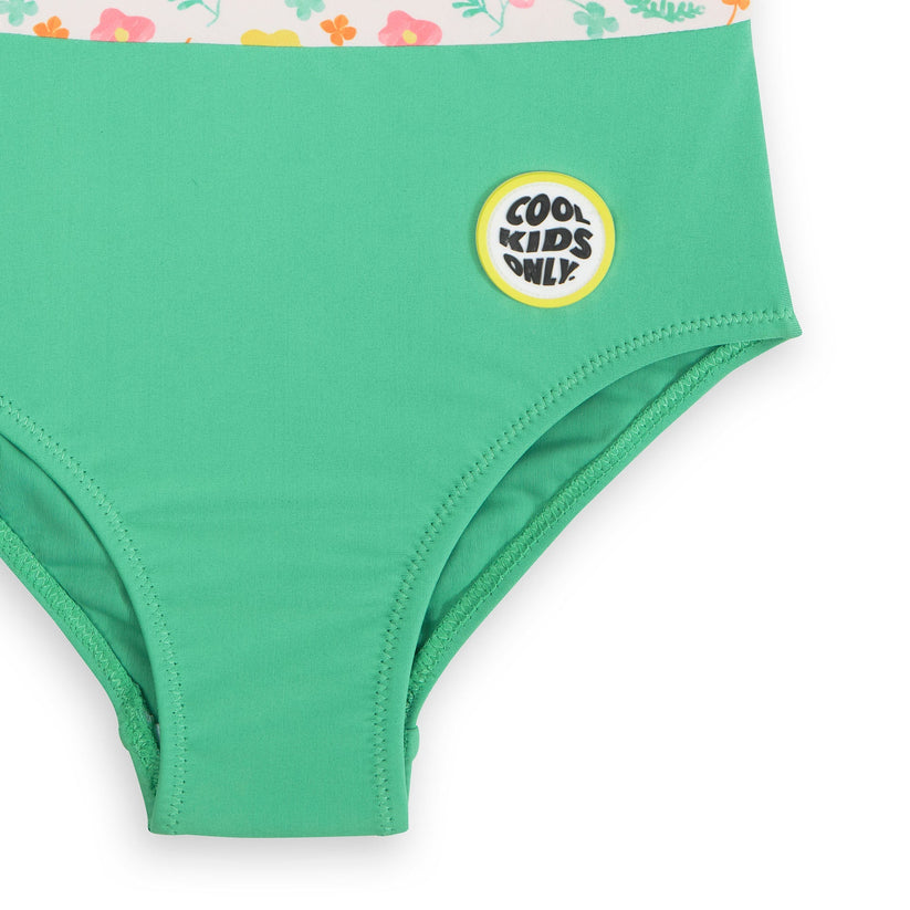 Cueca verde para criança com remendo e padrão floral na parte superior