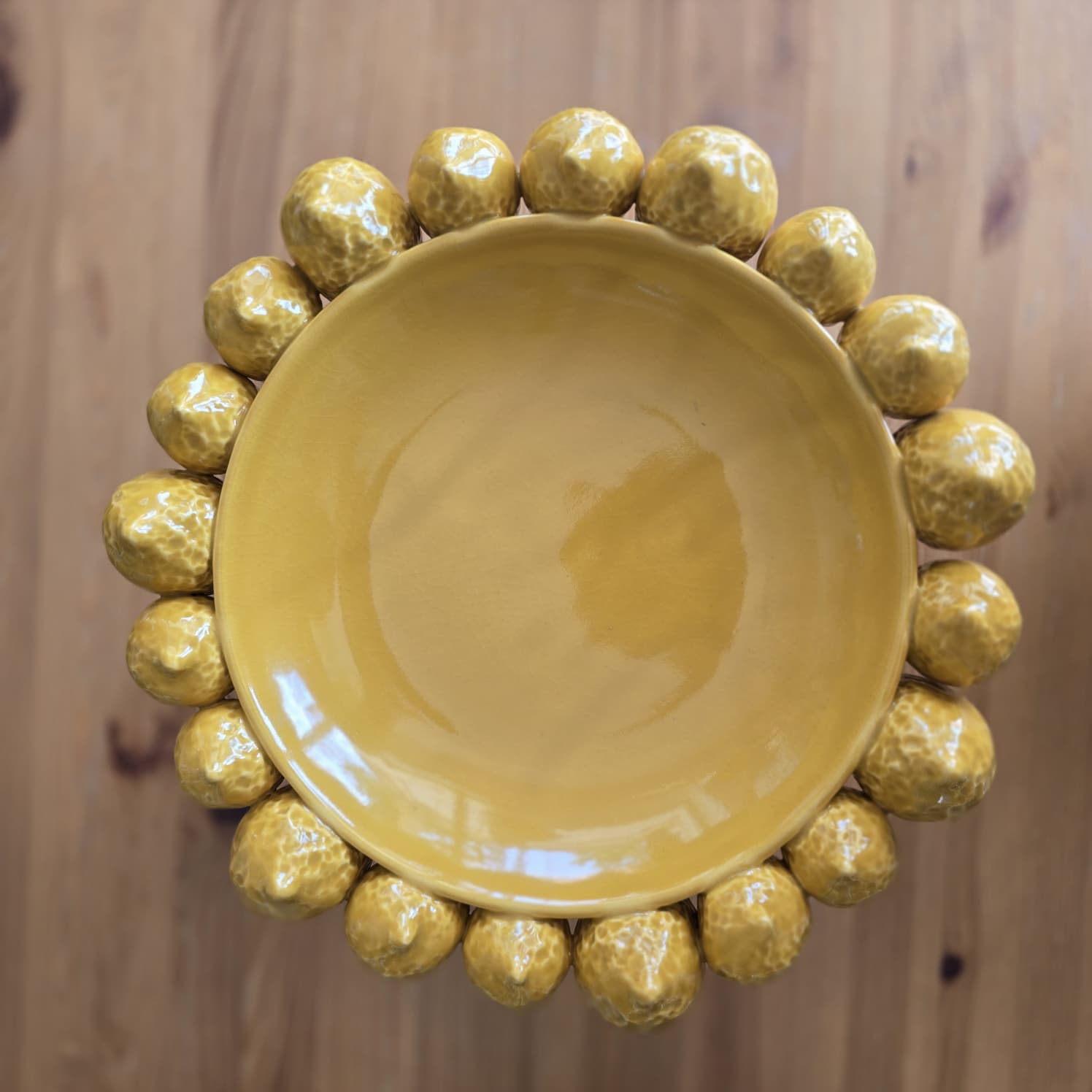 Prato cerâmico amarelo com borda de esferas cerâmicas