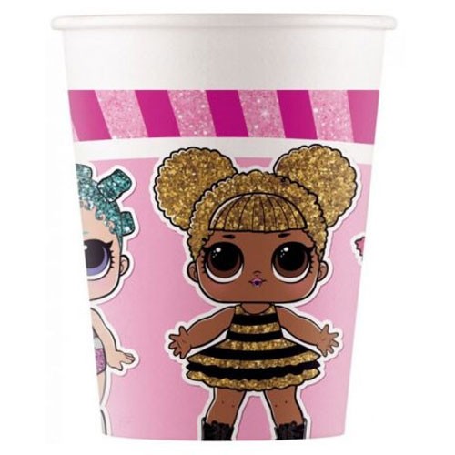 Copo de papel rosa com desenho de personagem LOL Surprise com cabelo dourado e roupa preta e amarela