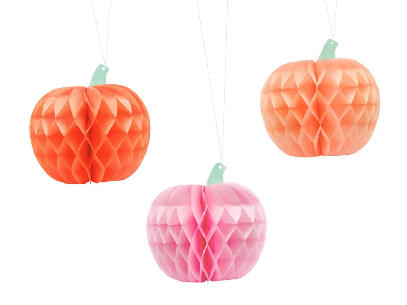 Decorações penduradas em forma de abóboras de papel cor-de-laranja e rosa com textura de favo.