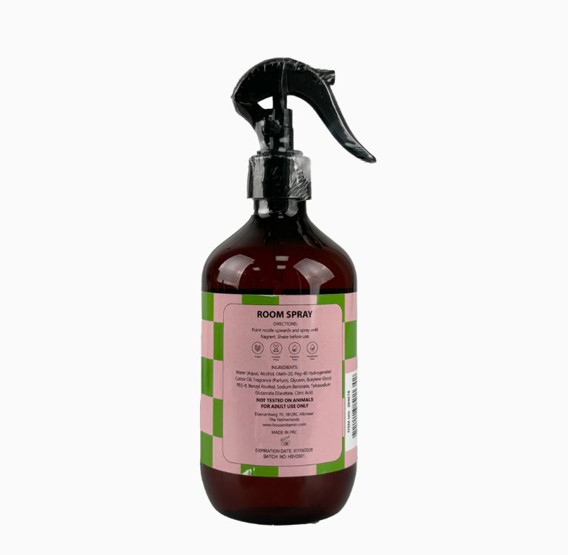Frasco spray de ambiente em plástico castanho com pulverizador preto e etiqueta rosa e verde