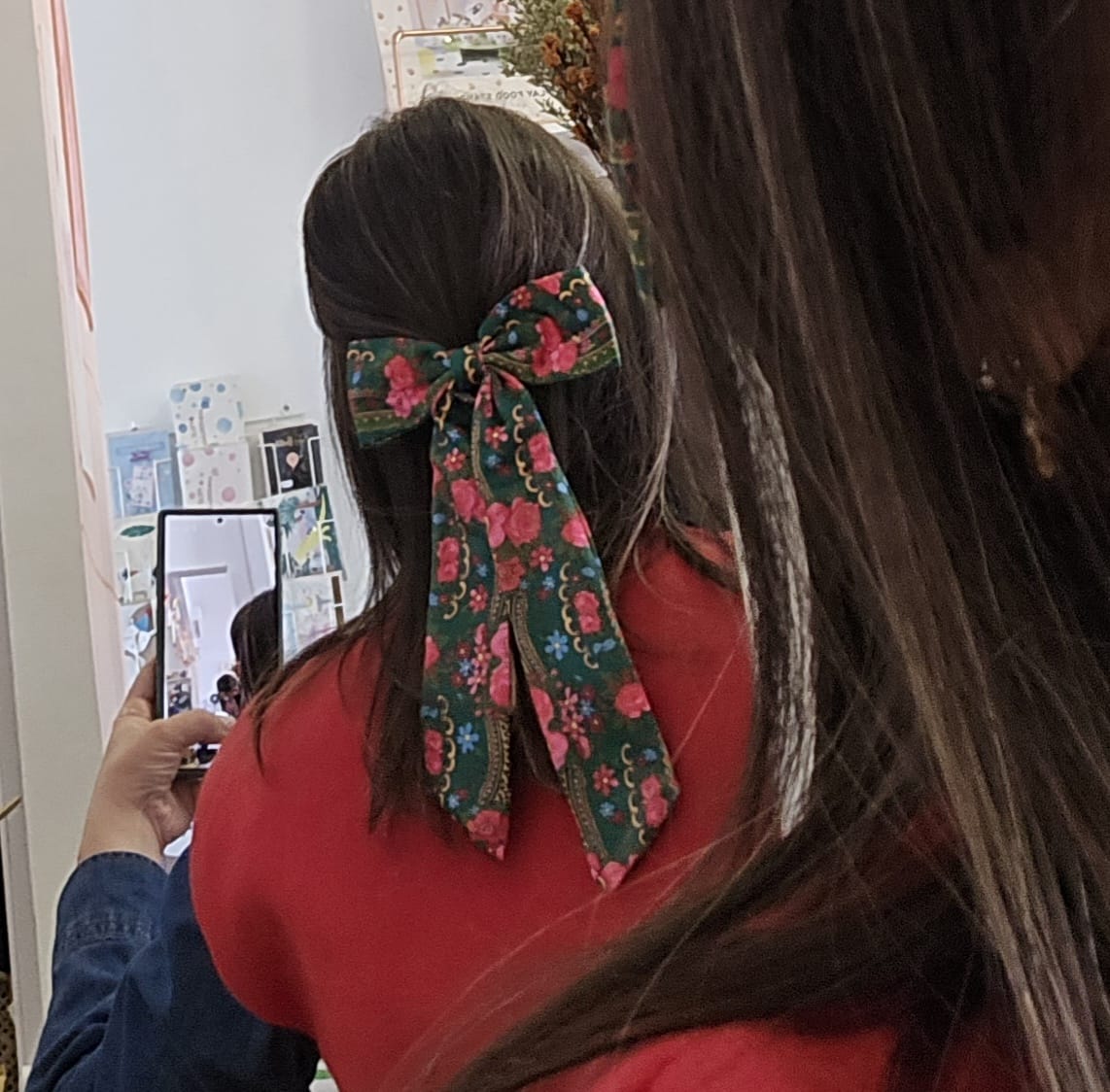 Laço de cabelo verde com padrão floral rosa e azul