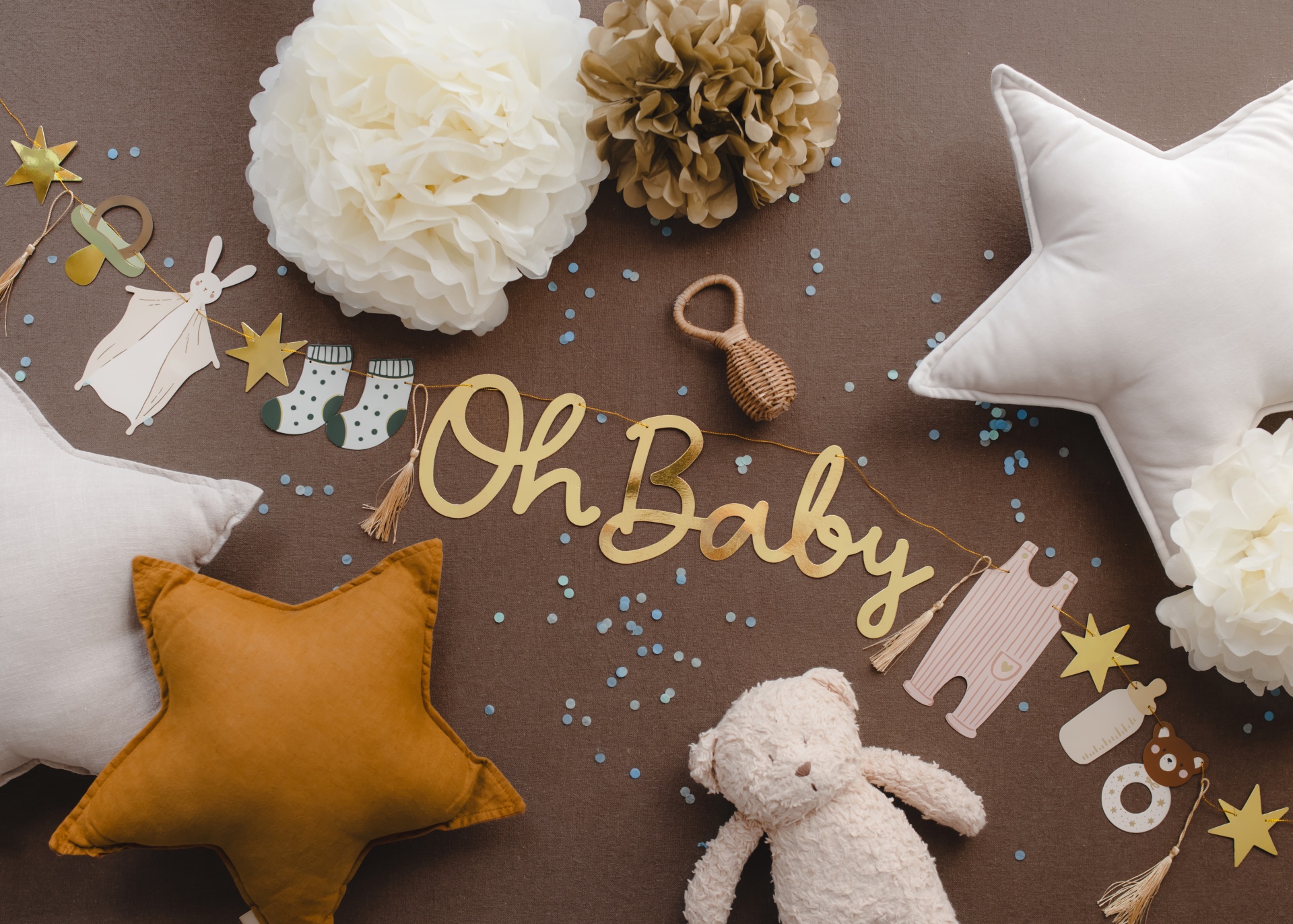 Decoração para bebé com letras douradas, almofadas em forma de estrela, flores de papel, confetes, ursinho de peluche e chocalho