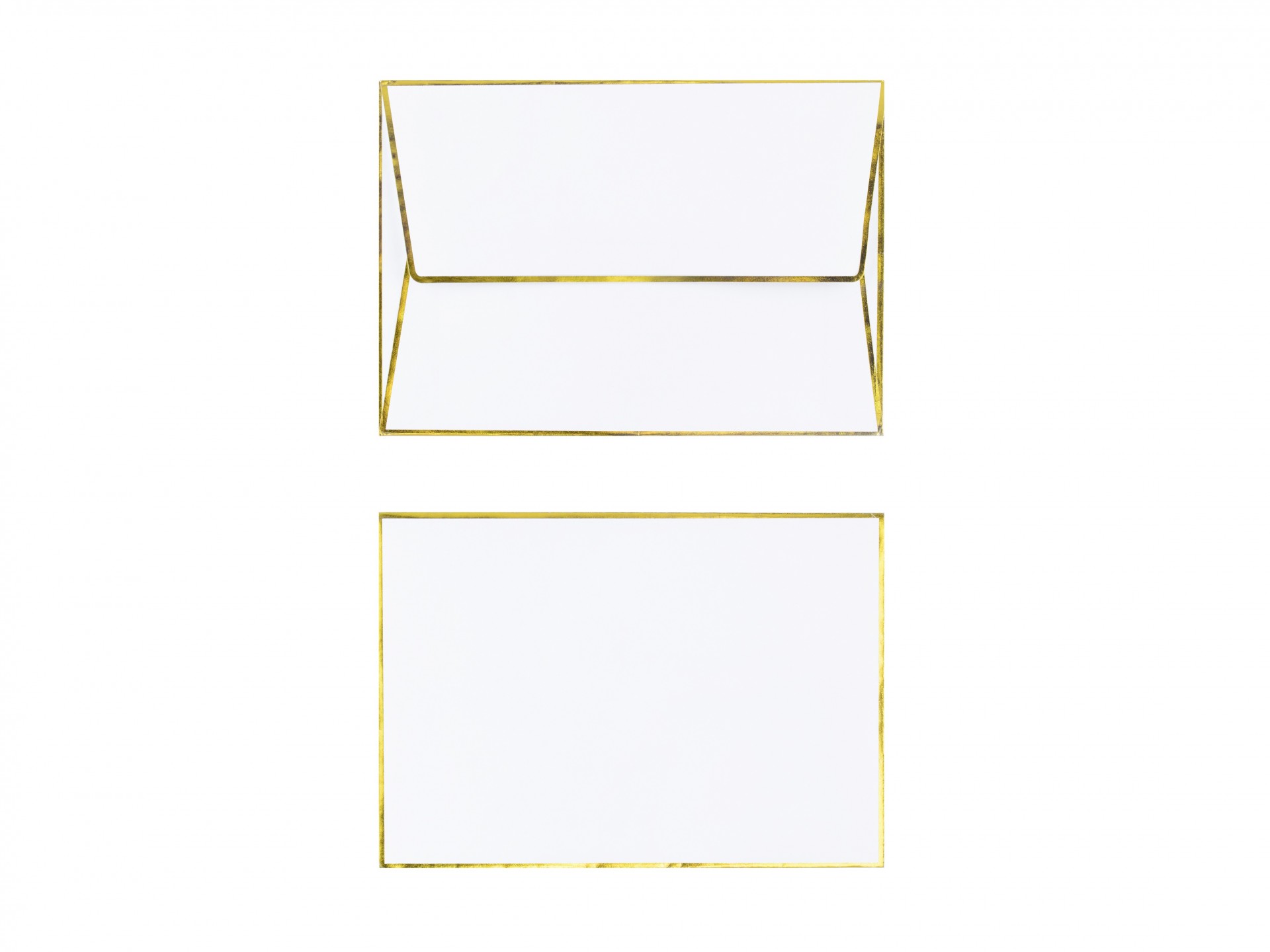 Envelope branco com bordas douradas aberto ao lado de cartão branco com bordas douradas
