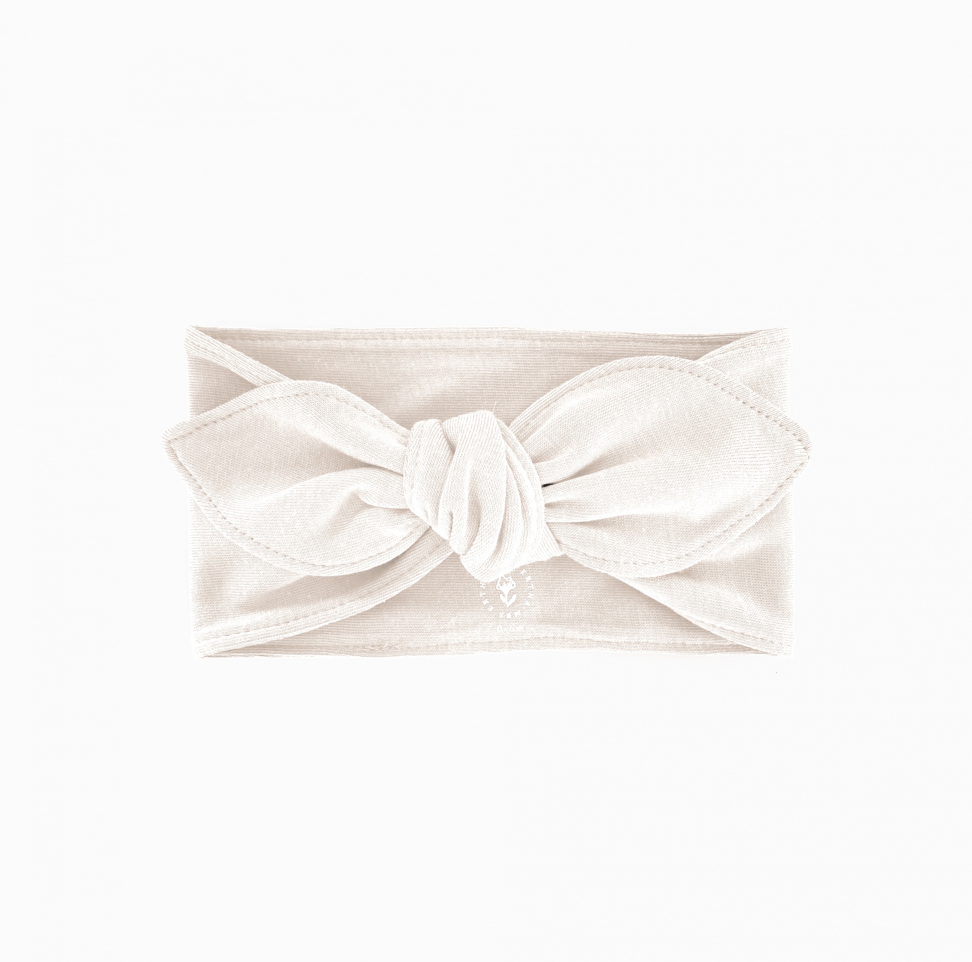 Faixa de cabelo branca com nó frontal sobre fundo branco