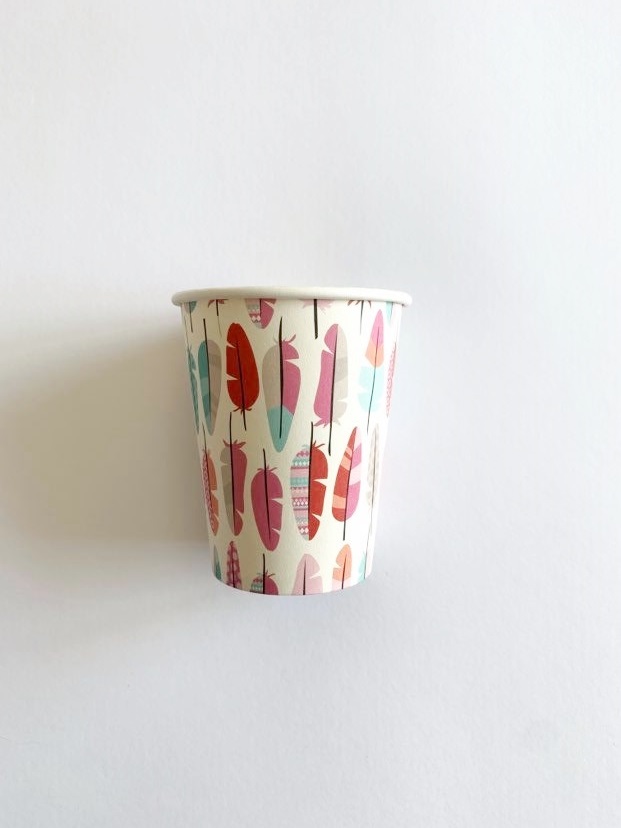 Copo de papel com padrão colorido de penas