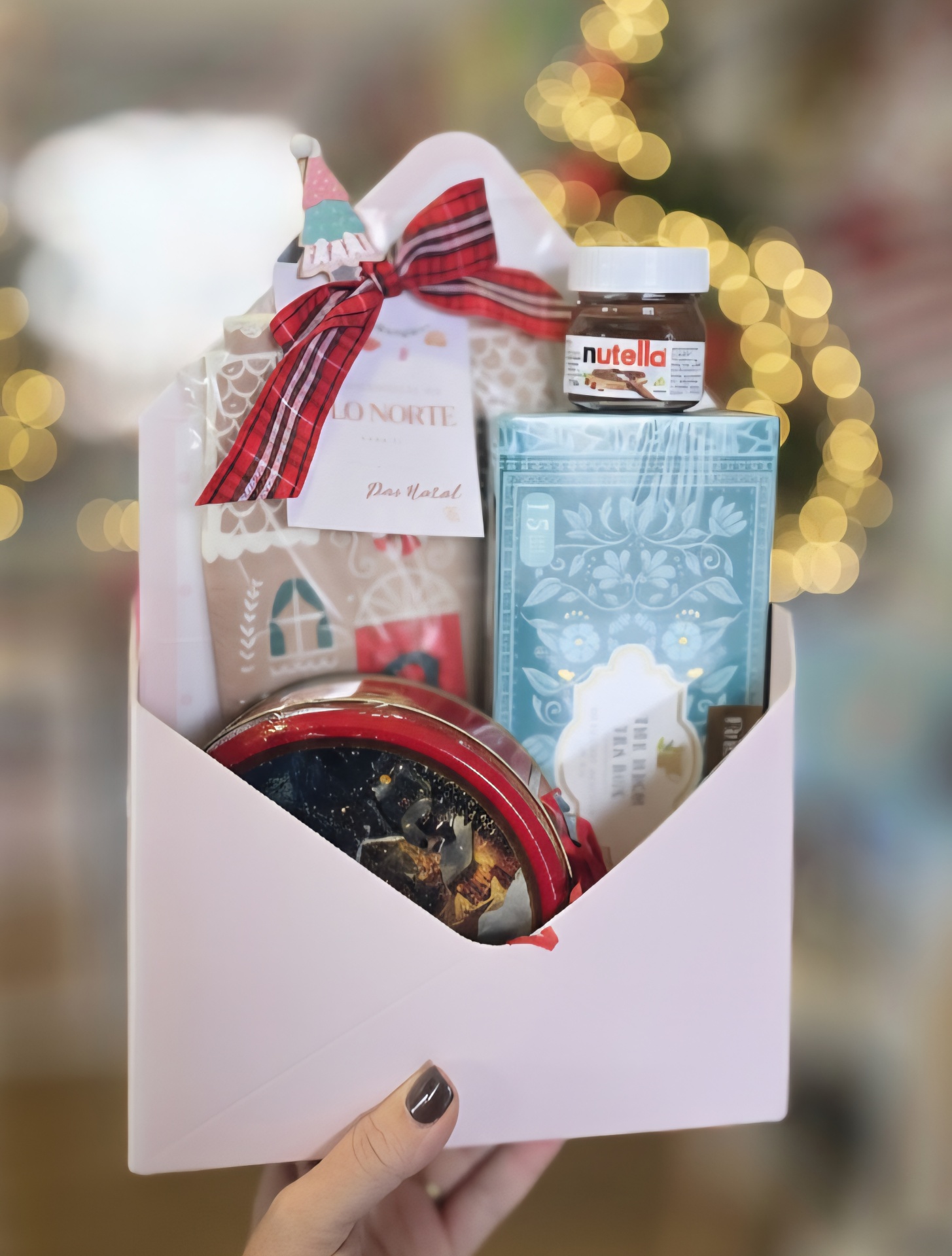 Conjunto de presentes natalícios em caixa branca em forma de envelope com laço e mini frasco de Nutella.
