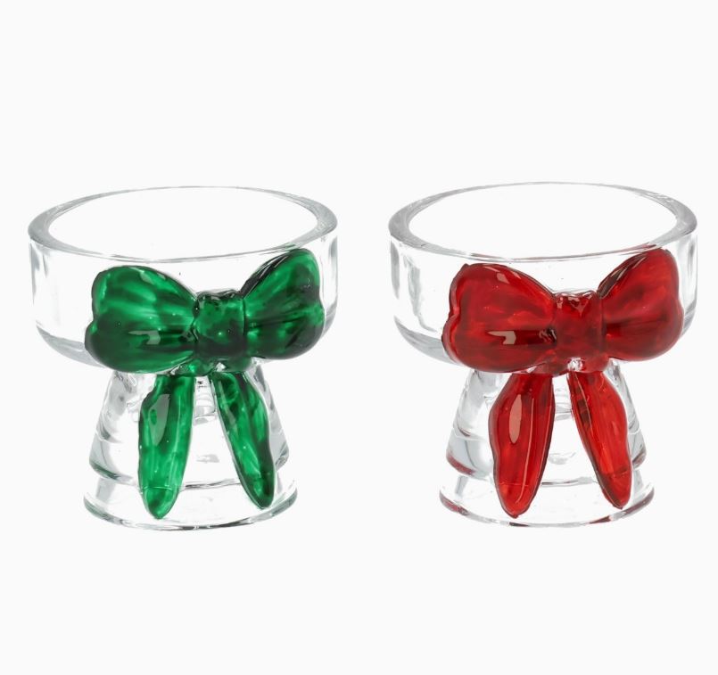 Suportes de velas de vidro com laços verde e vermelho.