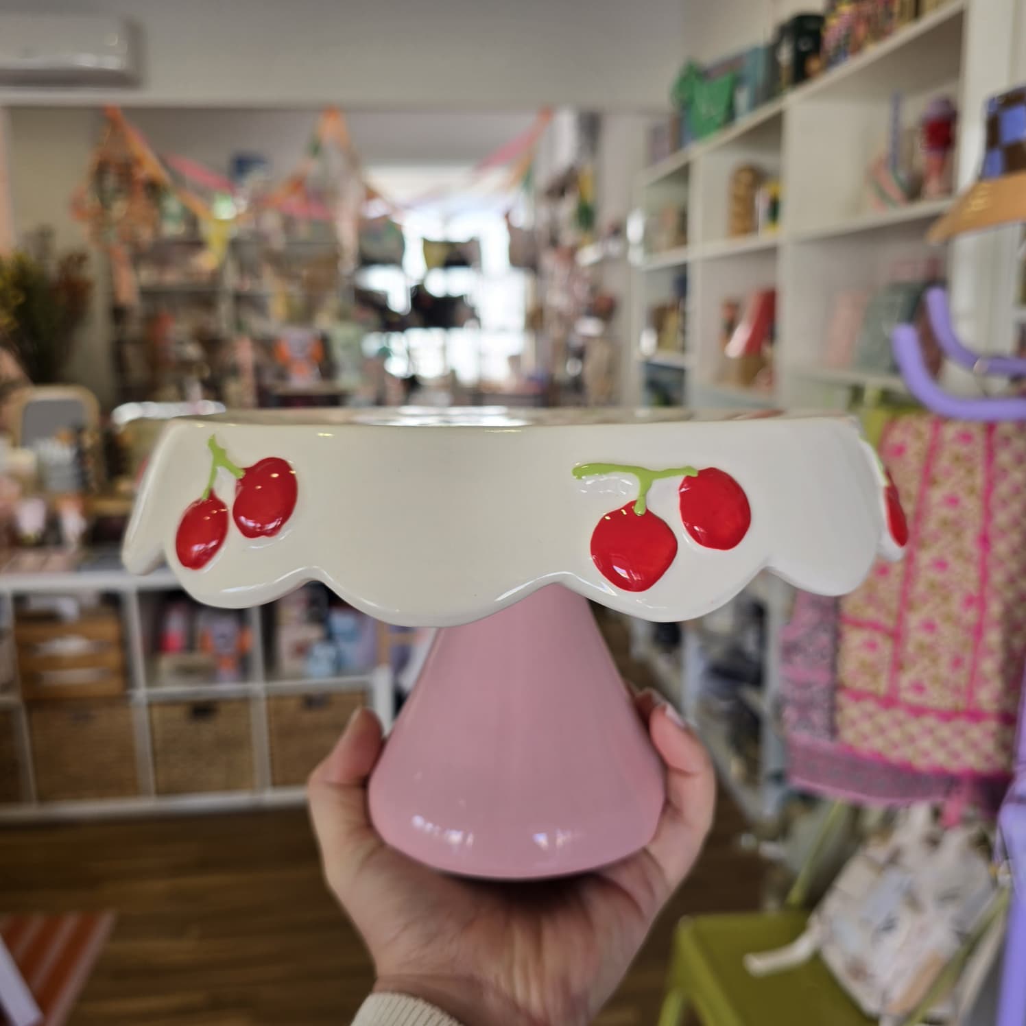 Prato de cerâmica decorativo com cerejas vermelhas e base rosa