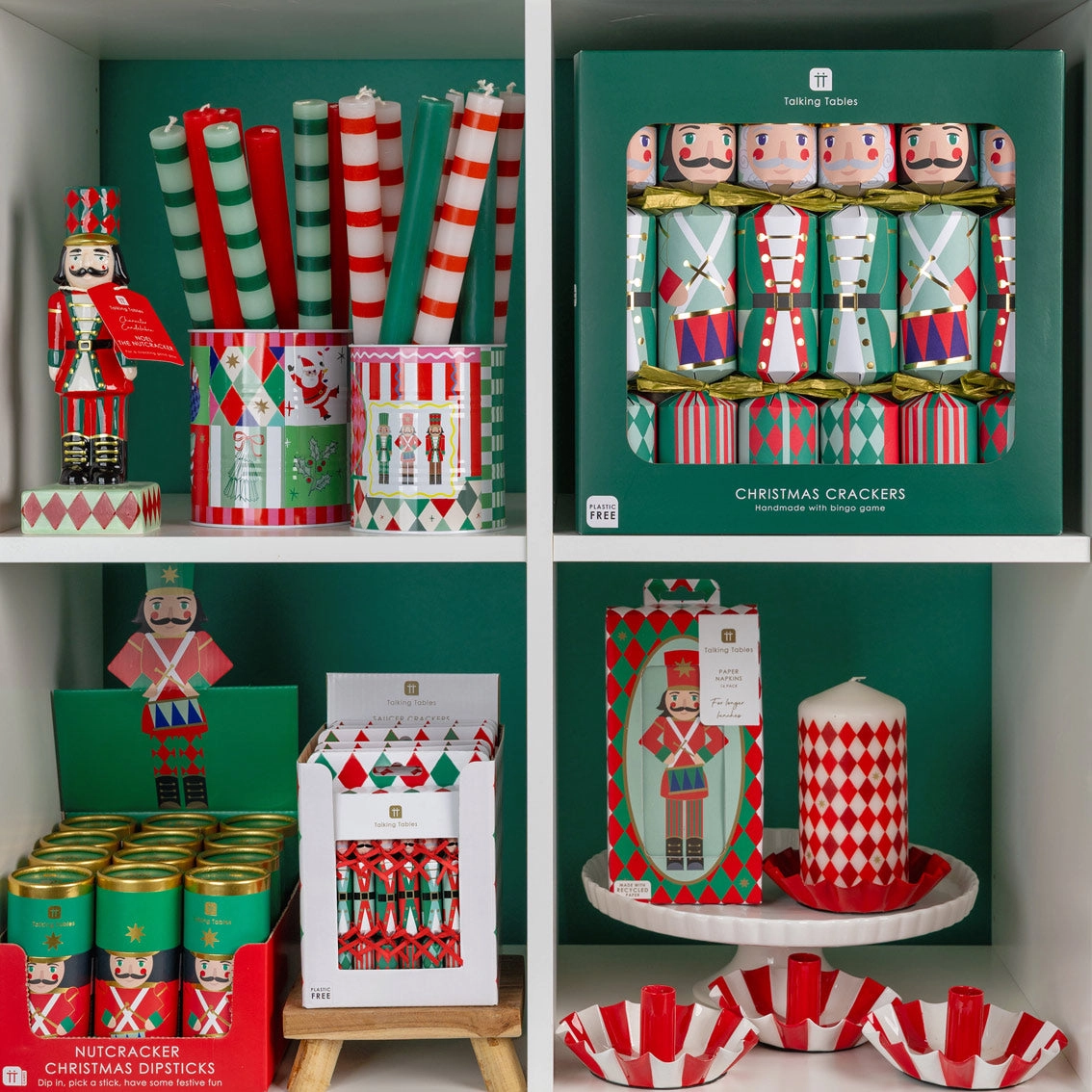 Produtos decorativos de Natal com temas de soldado e pai Natal nas prateleiras
