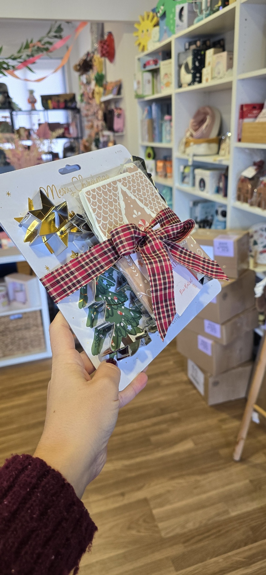 Conjunto de cortadores de bolachas metálicos decorativos para Natal com fita vermelha às riscas.