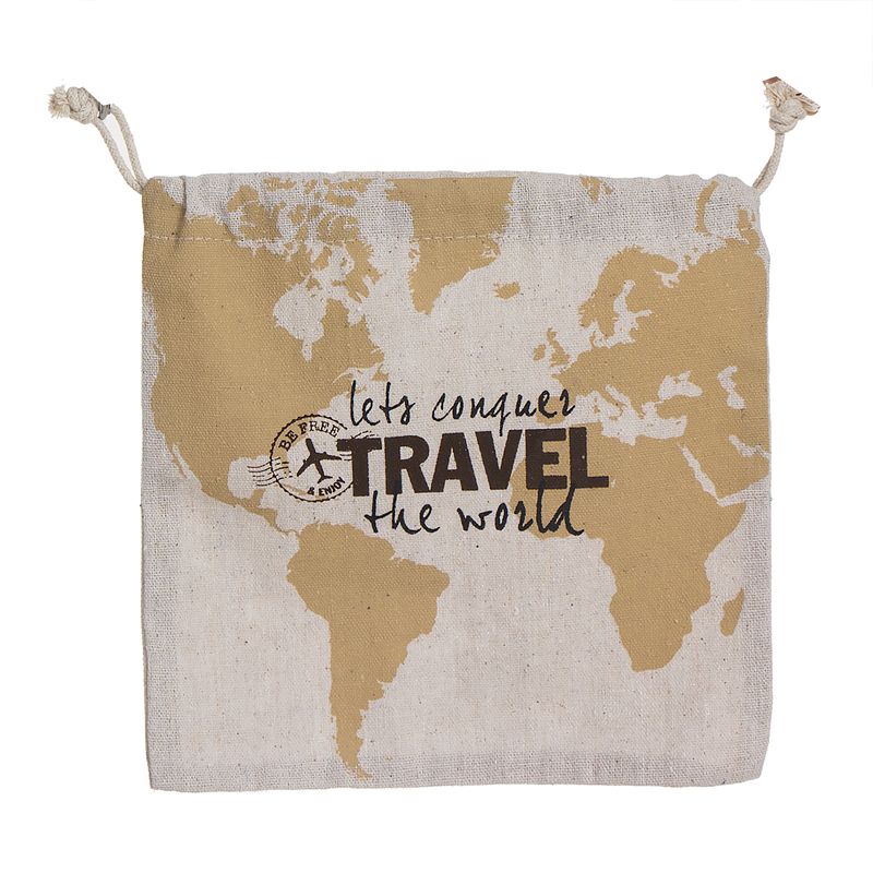 Saquinho de tecido bege com mapa mundi e texto de viagem