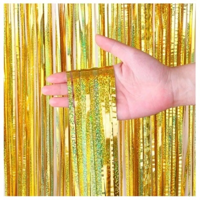 Franja metálica dourada brilhante sendo segurada por uma mão