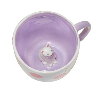 Caneca com interior violeta e figura de gato branco dentro