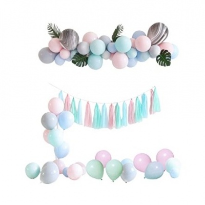 Conjunto de balões decorativos coloridos e faixa com franjas para festa