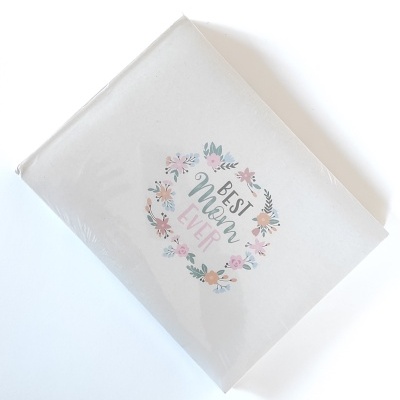 Livro branco com inscrição BEST Mom EVER e flores coloridas