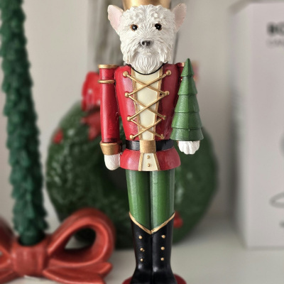 Estatueta de madeira de soldado com cabeça de cão e árvore de Natal