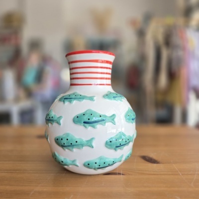Vaso cerâmico com padrão de peixes verdes e riscas vermelhas