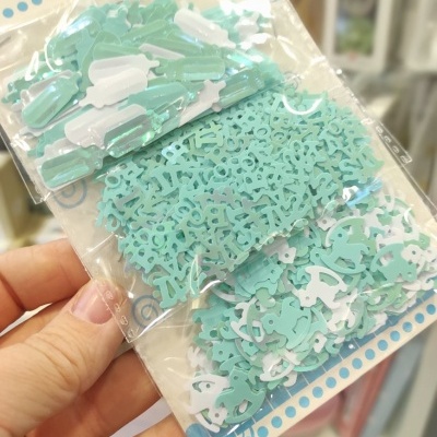 Pacote de confetis azuis e brancos em plástico num ambiente de loja