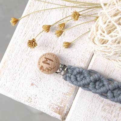 Prendedor de chupeta de madeira com letra M e cordão trançado cinza