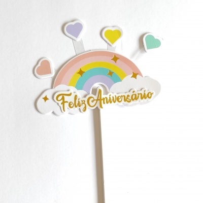 Topo de bolo decorativo arco-íris com a frase Feliz Aniversário e corações coloridos
