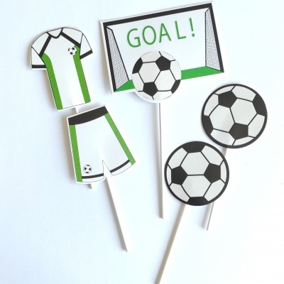 Toppers para bolos com desenhos de roupa de futebol, bolas e placar com 'GOAL!'
