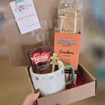 Caixa de presente com biscoitos, chocolate quente e caneca decorada
