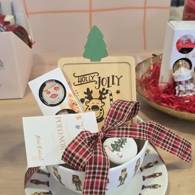 Conjunto de prato e taça com decoração de soldados, laço xadrez e tábua de madeira HOLLY JOLLY numa mesa