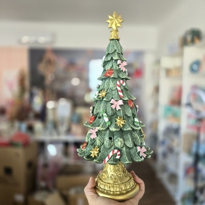 Árvore de Natal decorativa verde com base dourada e enfeites coloridos