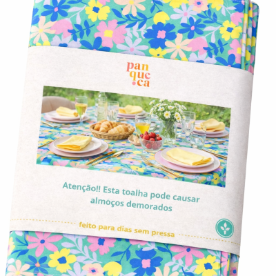 Toalha de mesa colorida floral com rótulo e texto promocional em português