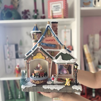 Decoração de casa de Natal com neve, Papai Noel, urso e trem