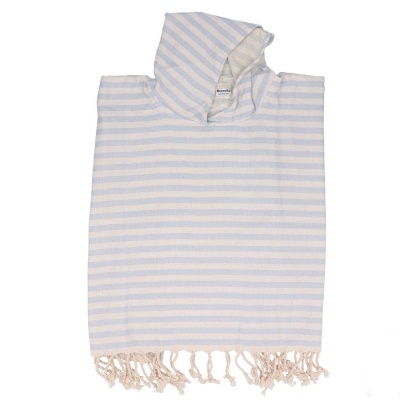 Poncho infantil com capuz em algodão branco com riscas azuis e franjas
