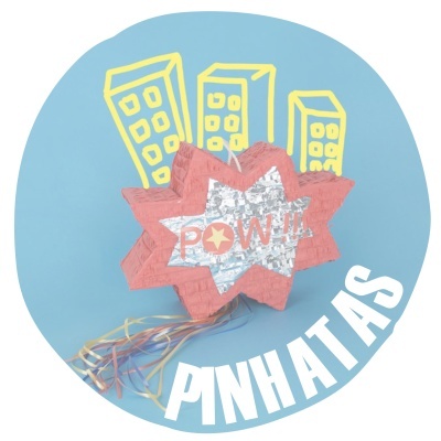 Pinata estrela vermelha com lema POW e edifícios amarelos em fundo azul