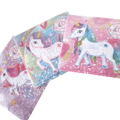 Três puzzles infantis com unicórnios coloridos e texto decorativo