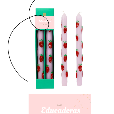 duas velas cor-de-rosa com morangos em caixa verde para educadoras
