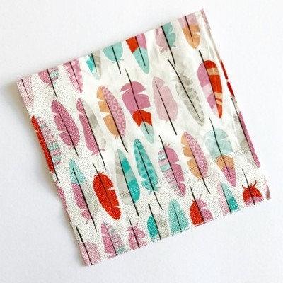 Guardanapo de papel com padrão de penas coloridas