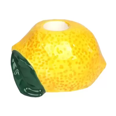 Vela em forma de limão amarelo com folha verde em fundo branco